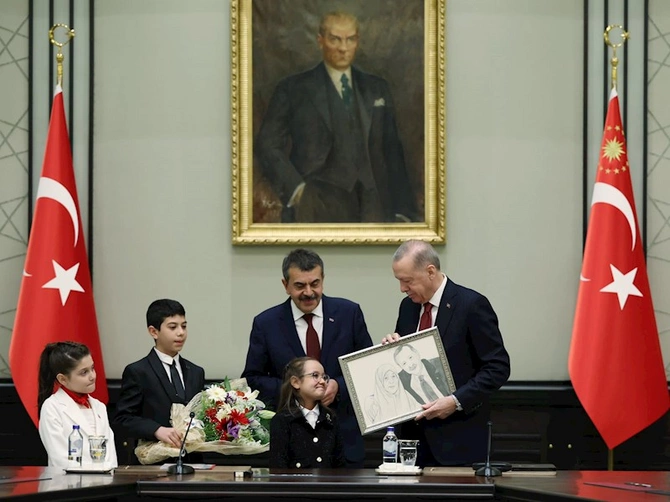 Ərdoğan iqamətgahında uşaqlarla görüşdü — FOTOLAR Ərdoğan iqamətgahında uşaqlarla görüşdü — FOTOLAR