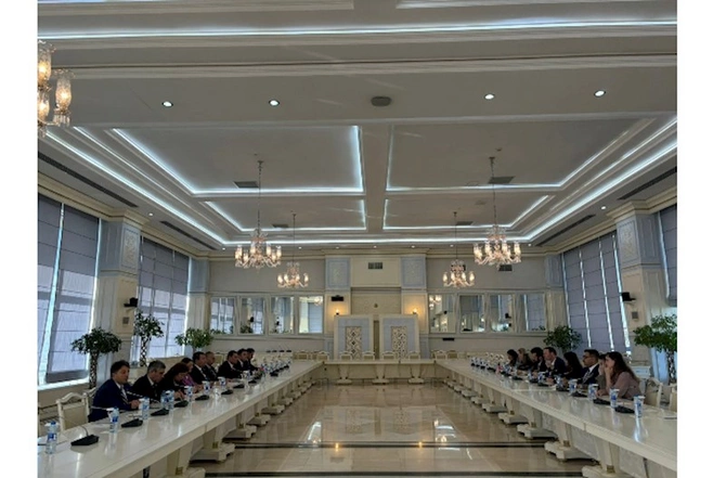 ABŞ Konqresi üzvlərinin köməkçiləri ilə parlamentdə görüş keçirildi ABŞ Konqresi üzvlərinin köməkçiləri ilə parlamentdə görüş keçirildi