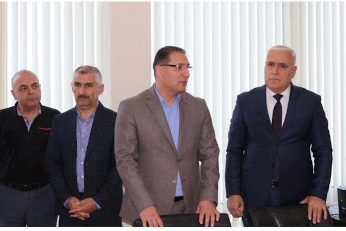 YAP Xətai rayon təşkilatında partiya sıralarına yeni qəbul olunanlara üzvlük vəsiqələri təqdim edildi — FOTOLAR