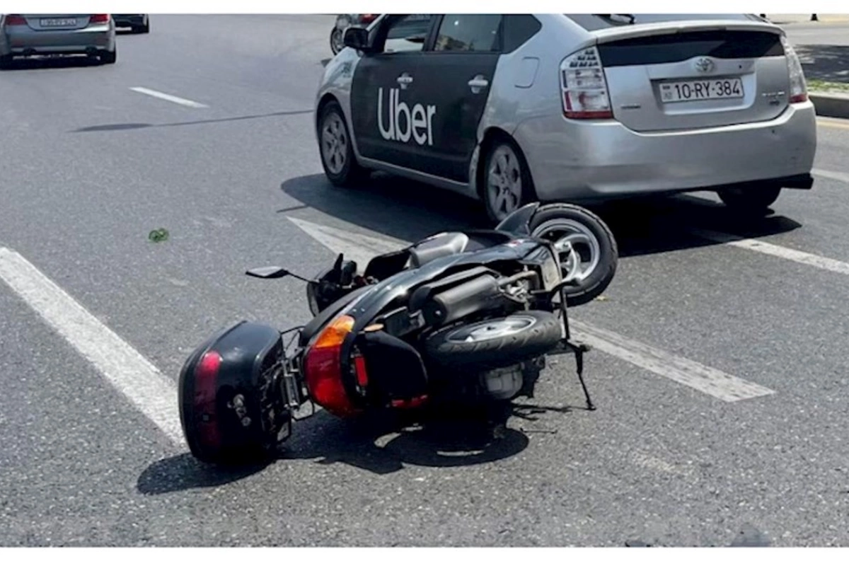Bakıda avtomobillə moped toqquşdu