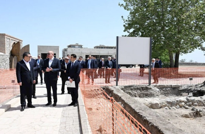 Prezidentlər Pənahəli xanın sarayı və İmarət kompleksində — FOTOLAR Prezidentlər Pənahəli xanın sarayı və İmarət kompleksində — FOTOLAR