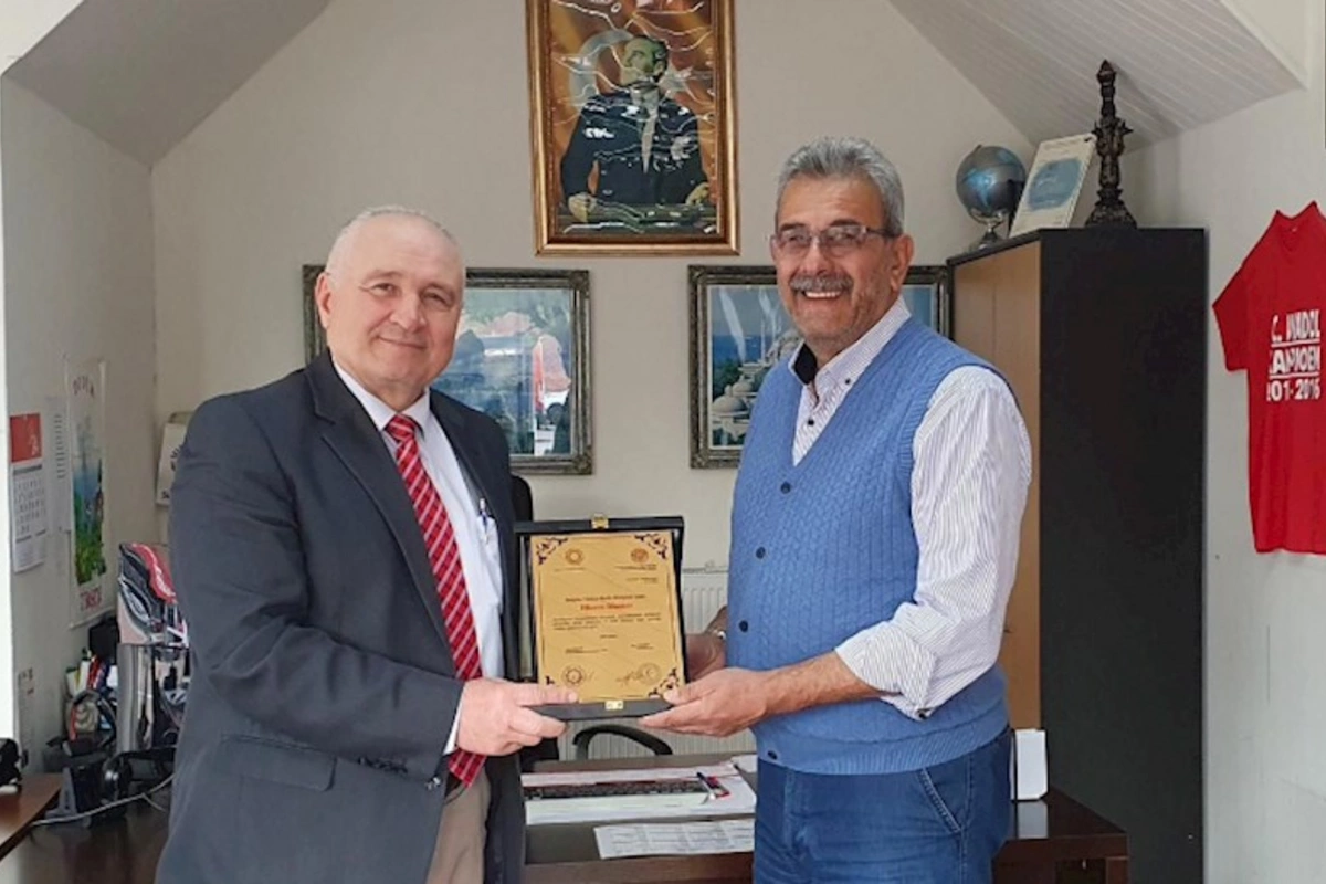 Hüseyn Dönməzə Azərbaycandan MÜKAFAT — FOTO