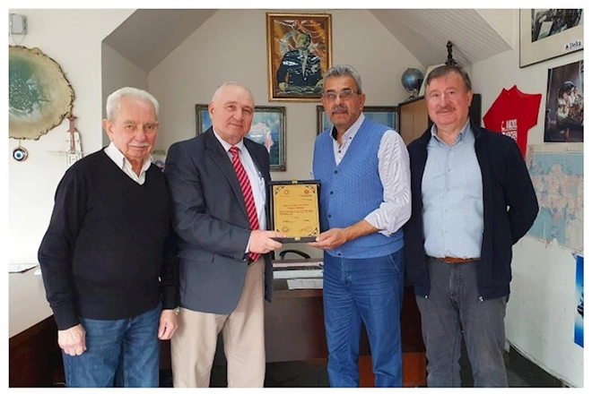 Hüseyn Dönməzə Azərbaycandan MÜKAFAT — FOTO