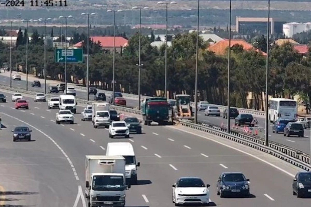 Sürücülərin NƏZƏRİNƏ: Mərkəz istiqamətində yolda təmir işləri aparılır