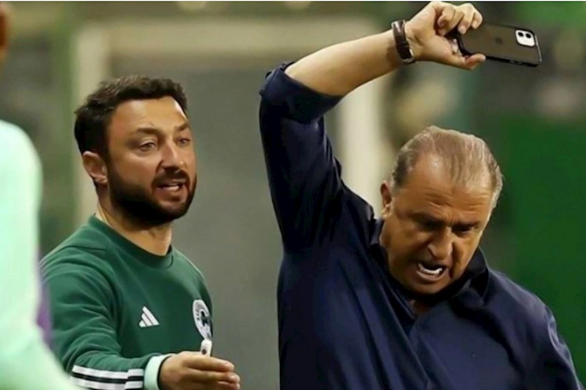 Fatih Terim Əliyar Ağayevin idarə etdiyi oyunda əsəbiləşərək telefonunu yerə çırpdı — VİDEO