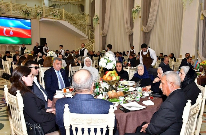 Abşeronda iftar süfrəsi açıldı — FOTOLAR Abşeronda iftar süfrəsi açıldı — FOTOLAR