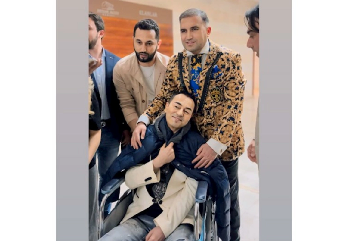 Məşhur türk müğənnisi Bakıya əlil arabasında gəldi, konsert verdi — FOTO