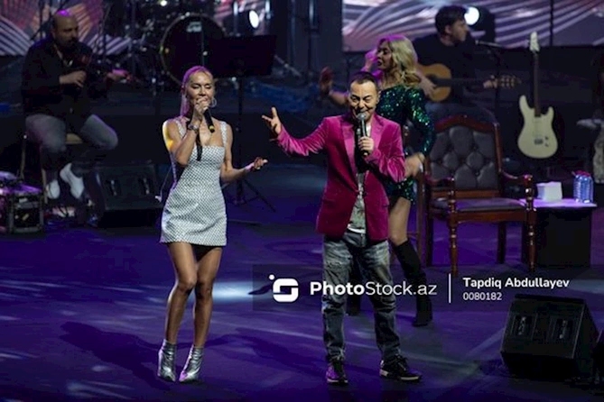 Məşhur türk müğənnisi Bakıya əlil arabasında gəldi, konsert verdi — FOTO