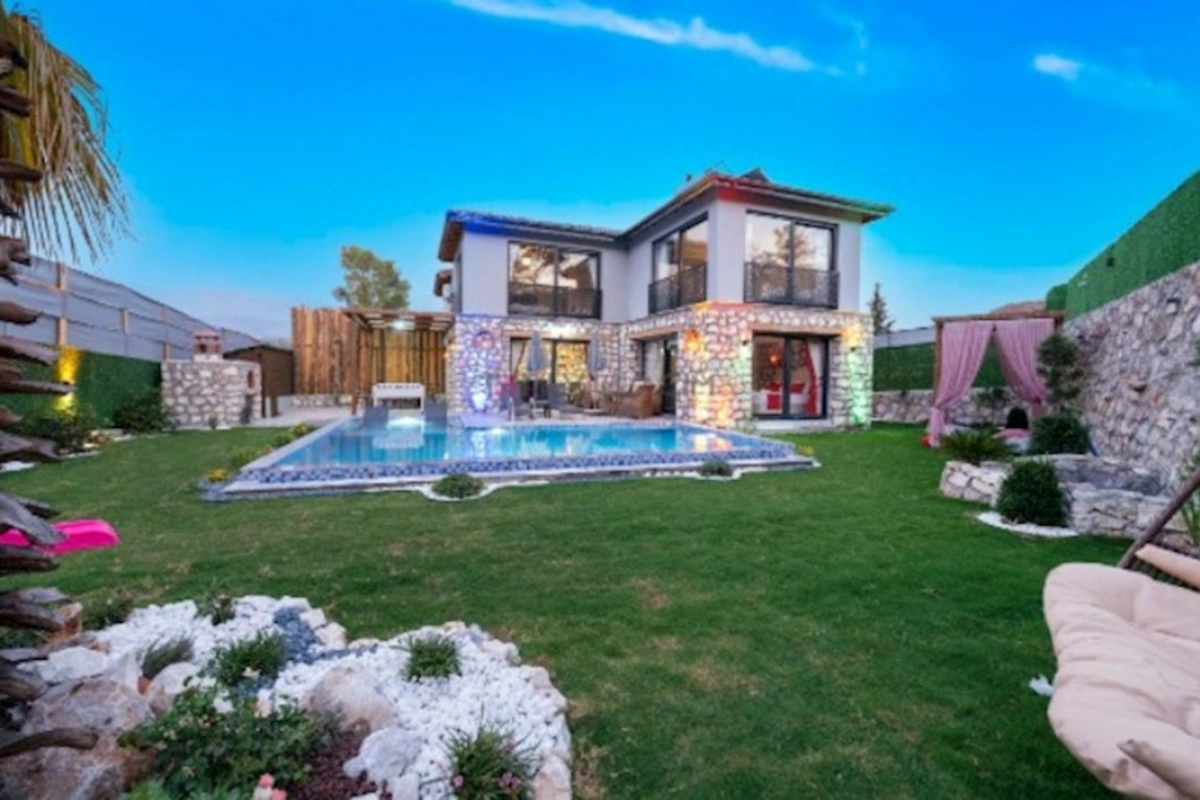 Bağban villadan 5 minlik dekorativ bitkilər oğurladı