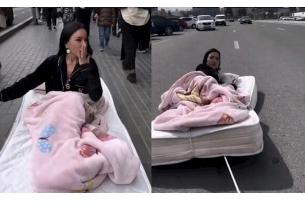 Bakıda gənc qız küçədə yerə matras atıb “yatdı” — VİDEO