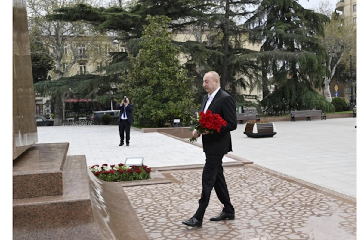 Prezident Gəncədə Ulu Öndərin abidəsini ziyarət etdi — FOTOLAR
