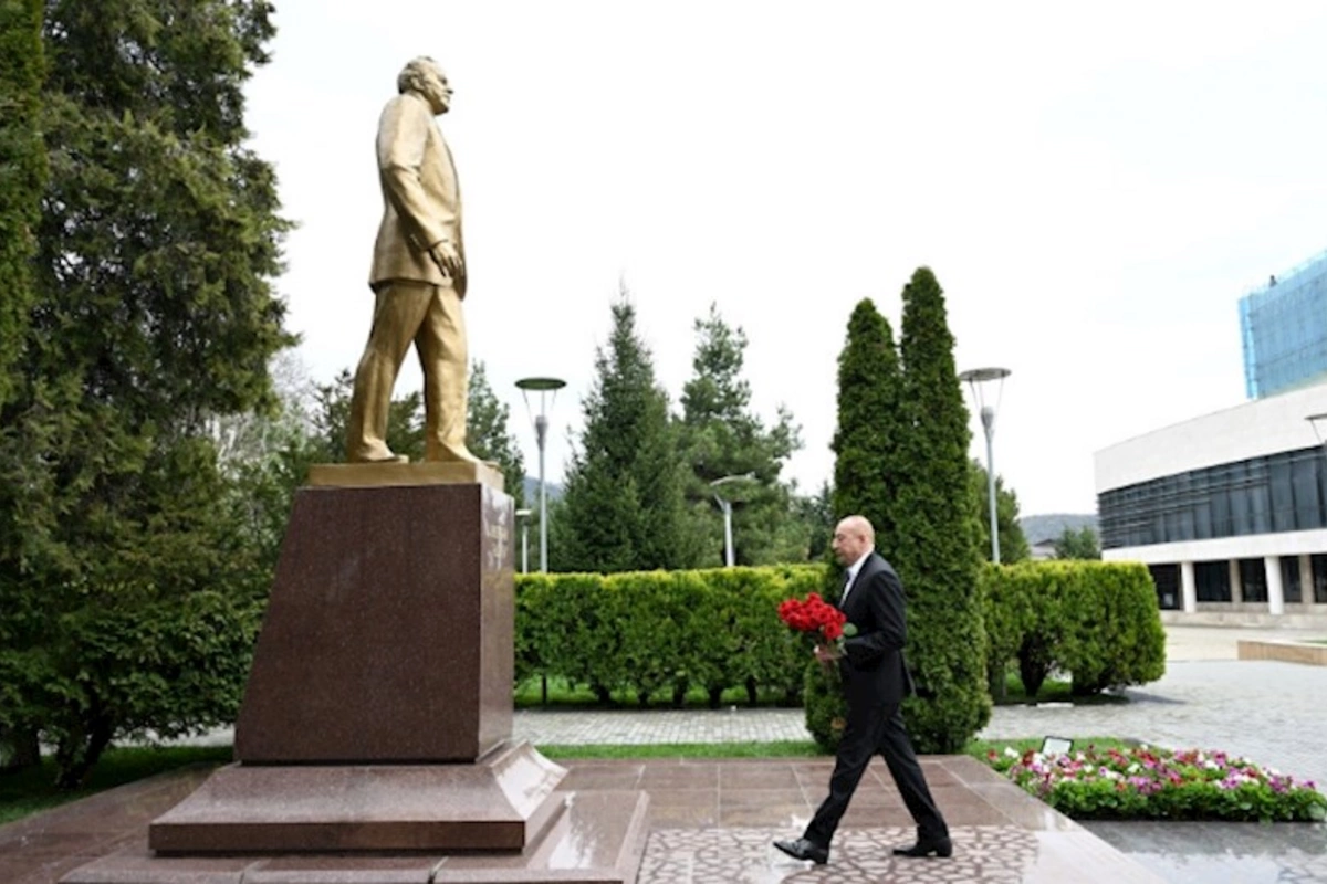 Prezident Qəbələdə Heydər Əliyevin abidəsini ziyarət etdi — FOTO