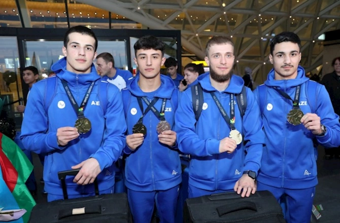 Gimnastlarımız vətənə döndülər — FOTOLAR