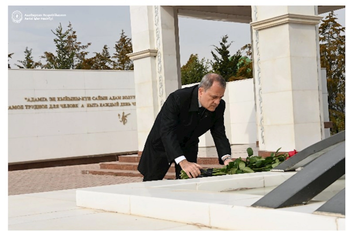Ceyhun Bayramov Ata-Beyit Memorial Kompleksini ziyarət etdi