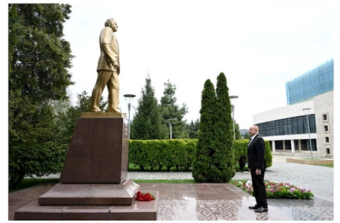 Prezident Qəbələdə Heydər Əliyevin abidəsini ziyarət etdi — FOTO