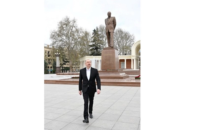 Prezident Gəncədə Ulu Öndərin abidəsini ziyarət etdi — FOTOLAR