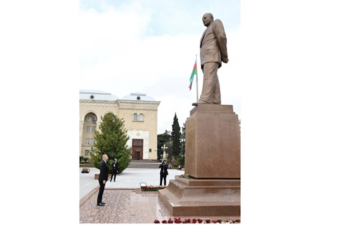 Prezident Gəncədə Ulu Öndərin abidəsini ziyarət etdi — FOTOLAR