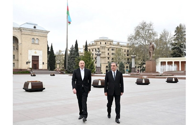 Prezident Gəncədə Ulu Öndərin abidəsini ziyarət etdi — FOTOLAR