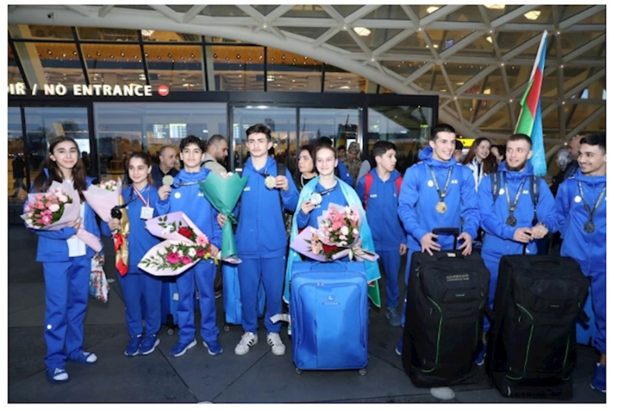 Gimnastlarımız vətənə döndülər — FOTOLAR