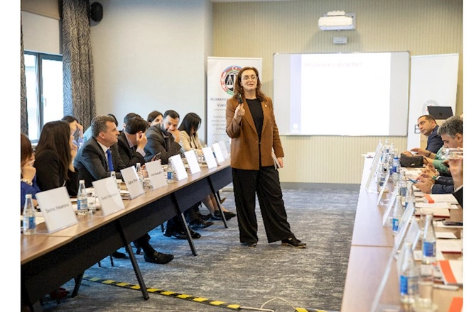 “Silahlı münaqişə kontekstində saxlanılan şəxslərin statusu” mövzusunda seminar keçirildi — FOTOLAR