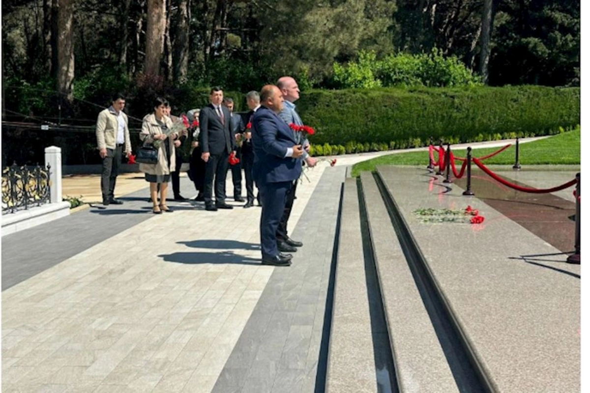 ƏƏSMN və DGK yanında İctimai Şuraların üzvüləri Heydər Əliyevin məzarını ziyarət ediblər — FOTOLAR
