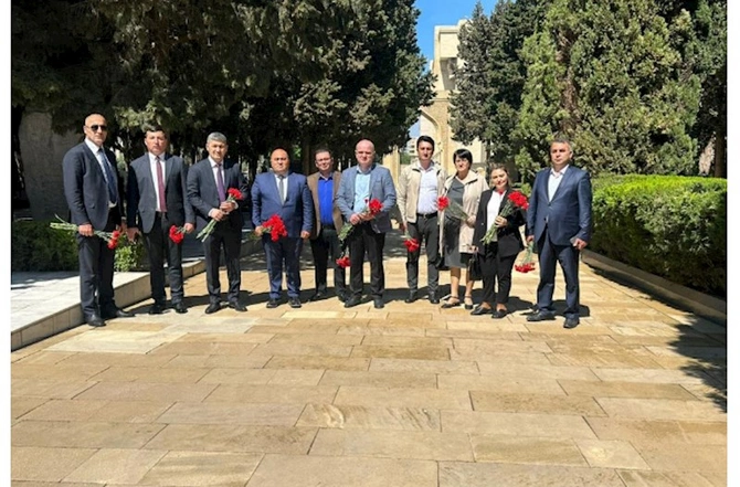 ƏƏSMN və DGK yanında İctimai Şuraların üzvüləri Heydər Əliyevin məzarını ziyarət ediblər — FOTOLAR