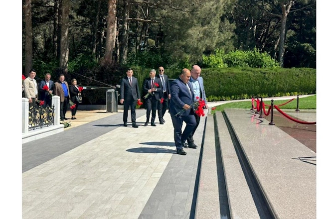 ƏƏSMN və DGK yanında İctimai Şuraların üzvüləri Heydər Əliyevin məzarını ziyarət ediblər — FOTOLAR