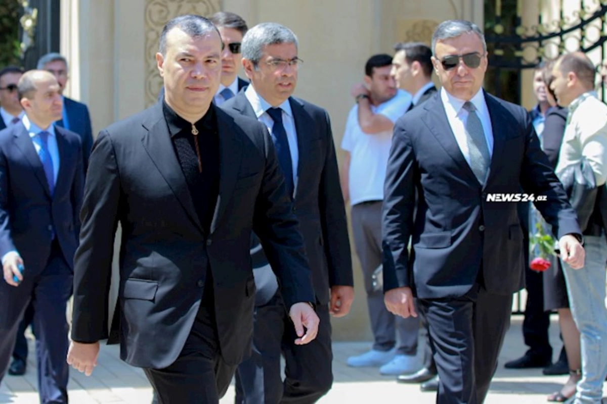 Nazir Sahil Babayevin Stefano Riccidən geyiminin qiyməti nə qədərdir? — FOTOLAR