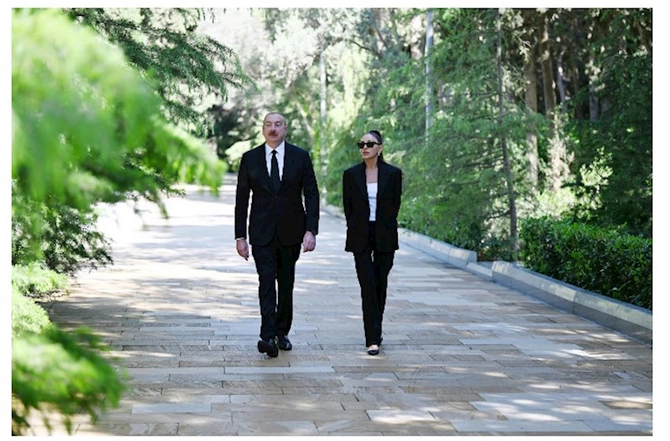 Prezident və birinci xanım Heydər Əliyevin məzarını ziyarət etdi — FOTOLAR
