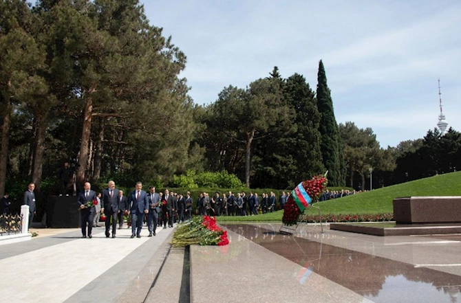 ETSN kollektivi Ulu öndərin məzarını ziyarət etdi — FOTOLAR ETSN kollektivi Ulu öndərin məzarını ziyarət etdi — FOTOLAR