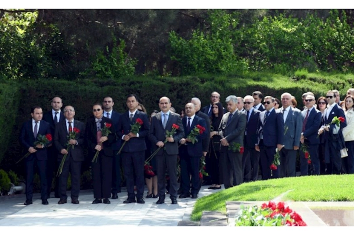 Mədəniyyət Nazirliyinin rəhbərliyi Ulu Öndərin məzarını ziyarət etdi — FOTOLAR