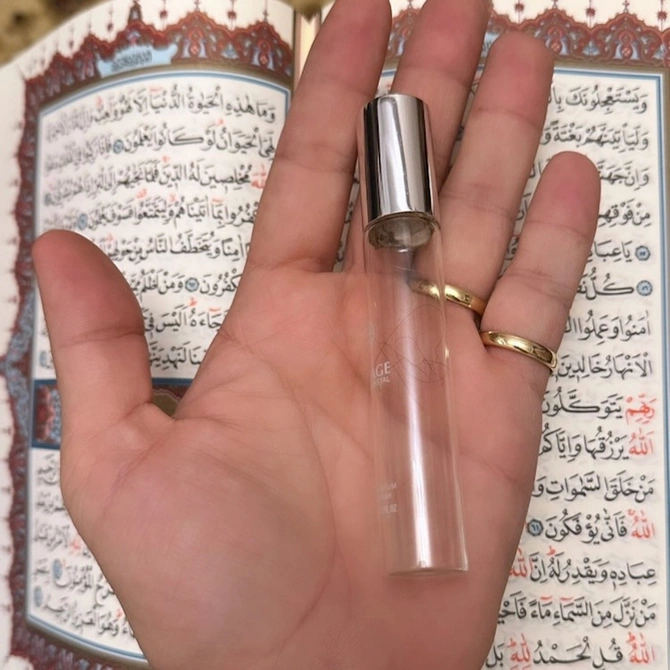 Tünzalənin saçını şüşədə saxlayır — FOTO