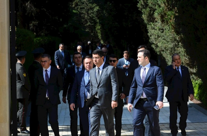 Dövlət rəsmiləri Heydər Əliyevin məzarını ziyarət edir — FOTOLAR Dövlət rəsmiləri Heydər Əliyevin məzarını ziyarət edir — FOTOLAR