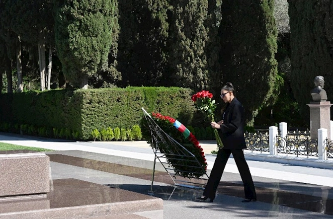 Prezident və birinci xanım Heydər Əliyevin məzarını ziyarət etdi — FOTOLAR