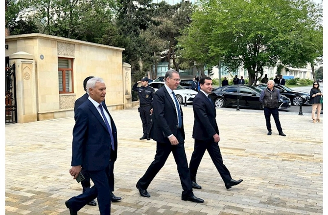 Dövlət rəsmiləri Heydər Əliyevin məzarını ziyarət edir — FOTOLAR Dövlət rəsmiləri Heydər Əliyevin məzarını ziyarət edir — FOTOLAR
