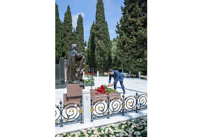 AZAL-ın kollektivi Heydər Əliyevin əziz xatirəsini yad edib — FOTO