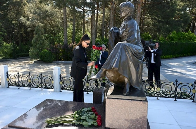Prezident və birinci xanım Heydər Əliyevin məzarını ziyarət etdi — FOTOLAR
