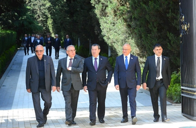Dövlət rəsmiləri Heydər Əliyevin məzarını ziyarət edir — FOTOLAR Dövlət rəsmiləri Heydər Əliyevin məzarını ziyarət edir — FOTOLAR