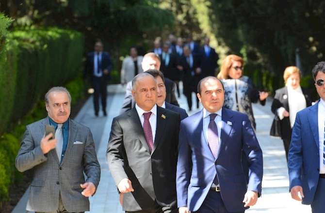 Dövlət rəsmiləri Heydər Əliyevin məzarını ziyarət edir — FOTOLAR Dövlət rəsmiləri Heydər Əliyevin məzarını ziyarət edir — FOTOLAR