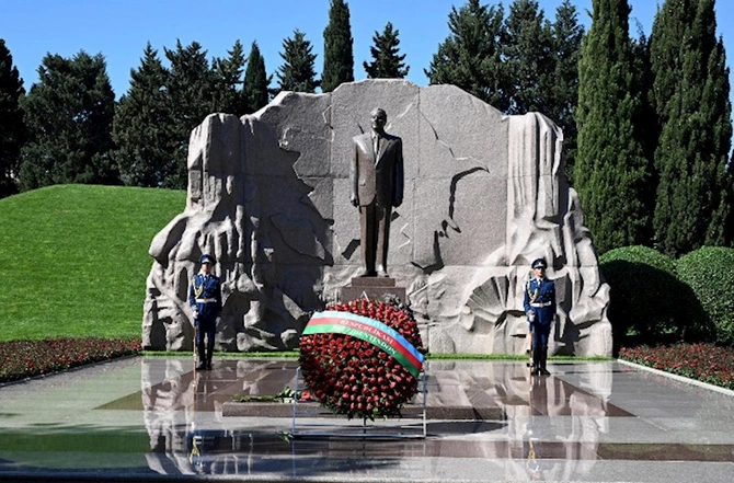 Prezident və birinci xanım Heydər Əliyevin məzarını ziyarət etdi — FOTOLAR