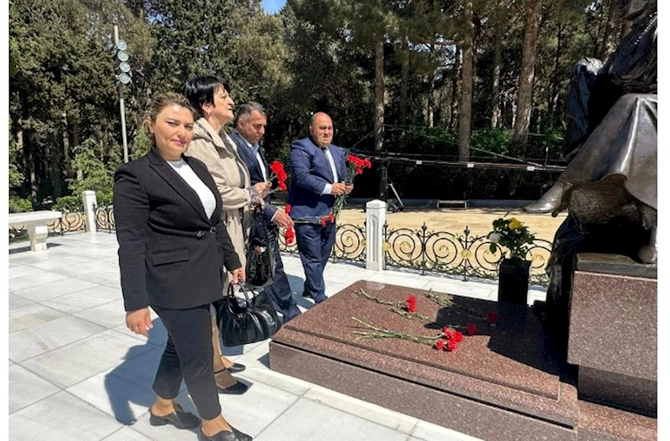 ƏƏSMN və DGK yanında İctimai Şuraların üzvüləri Heydər Əliyevin məzarını ziyarət ediblər — FOTOLAR