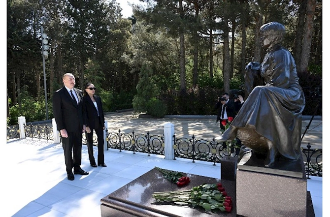 Prezident və birinci xanım Heydər Əliyevin məzarını ziyarət etdi — FOTOLAR