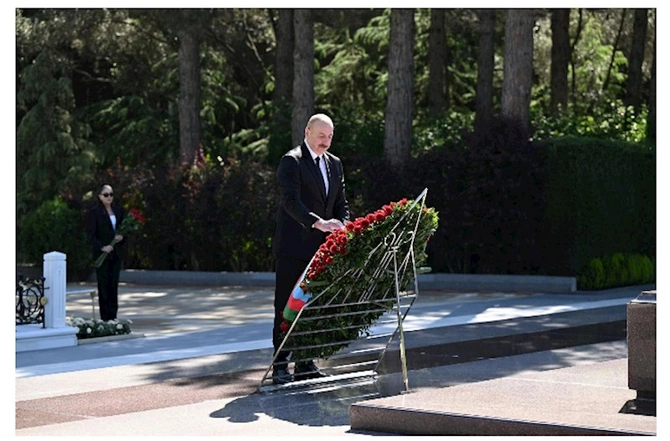 Prezident və birinci xanım Heydər Əliyevin məzarını ziyarət etdi — FOTOLAR