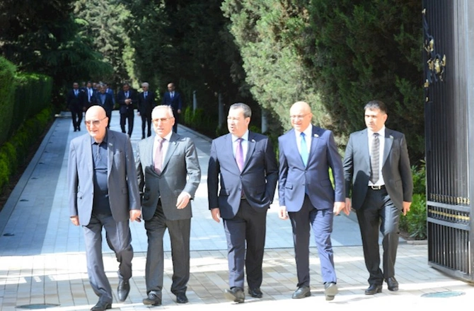 Dövlət rəsmiləri Heydər Əliyevin məzarını ziyarət edir — FOTOLAR Dövlət rəsmiləri Heydər Əliyevin məzarını ziyarət edir — FOTOLAR