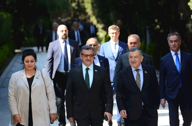 Dövlət rəsmiləri Heydər Əliyevin məzarını ziyarət edir — FOTOLAR Dövlət rəsmiləri Heydər Əliyevin məzarını ziyarət edir — FOTOLAR