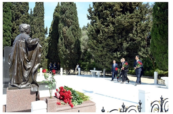 Mədəniyyət Nazirliyinin rəhbərliyi Ulu Öndərin məzarını ziyarət etdi — FOTOLAR Mədəniyyət Nazirliyinin rəhbərliyi Ulu Öndərin məzarını ziyarət etdi — FOTOLAR