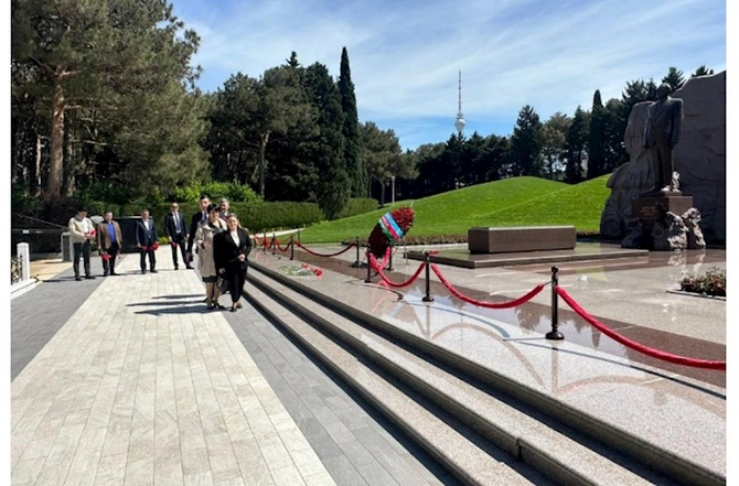 ƏƏSMN və DGK yanında İctimai Şuraların üzvüləri Heydər Əliyevin məzarını ziyarət ediblər — FOTOLAR
