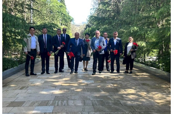 ƏƏSMN və DGK yanında İctimai Şuraların üzvüləri Heydər Əliyevin məzarını ziyarət ediblər — FOTOLAR