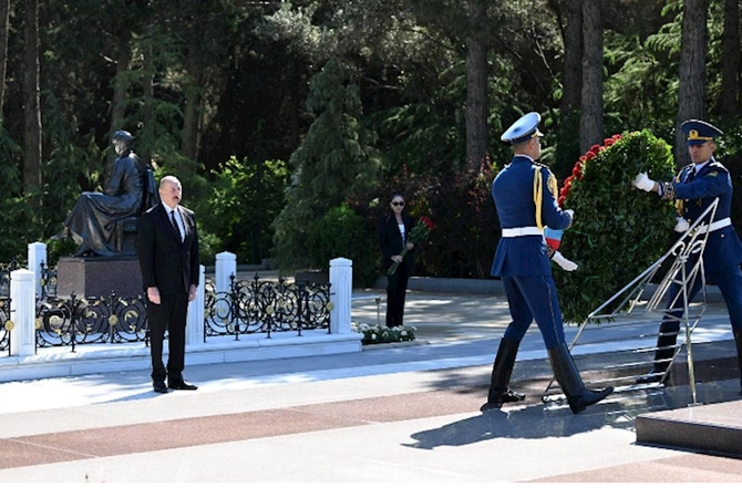 Prezident və birinci xanım Heydər Əliyevin məzarını ziyarət etdi — FOTOLAR