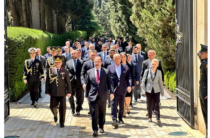 Dövlət rəsmiləri Heydər Əliyevin məzarını ziyarət edir — FOTOLAR Dövlət rəsmiləri Heydər Əliyevin məzarını ziyarət edir — FOTOLAR